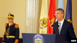 Генеральный секретарь НАТО Йенс Столтенберг выступает в президентском дворце в Бухаресте