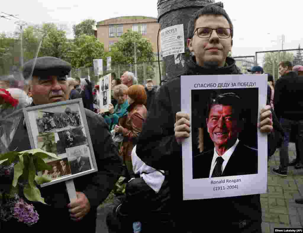 Не портретами дідів єдиними. Павло Островський нині прийшов із фотографією Рональда Рейгана, президента США. Він запевнює, що той воював під час Другої світової війни і для Павла він є важливим. Він йому дякує