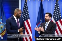 Демократ Мондер Джонс (ліворуч) та республіканець Майк Лоулер під час передвиборчих дебатів