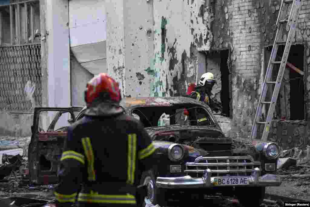 Робота рятувальників на місці удару під час російської атаки на Львів