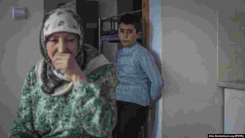 Старший сын Алие и Энвера – десятилетний Сулейман – с бабушкой