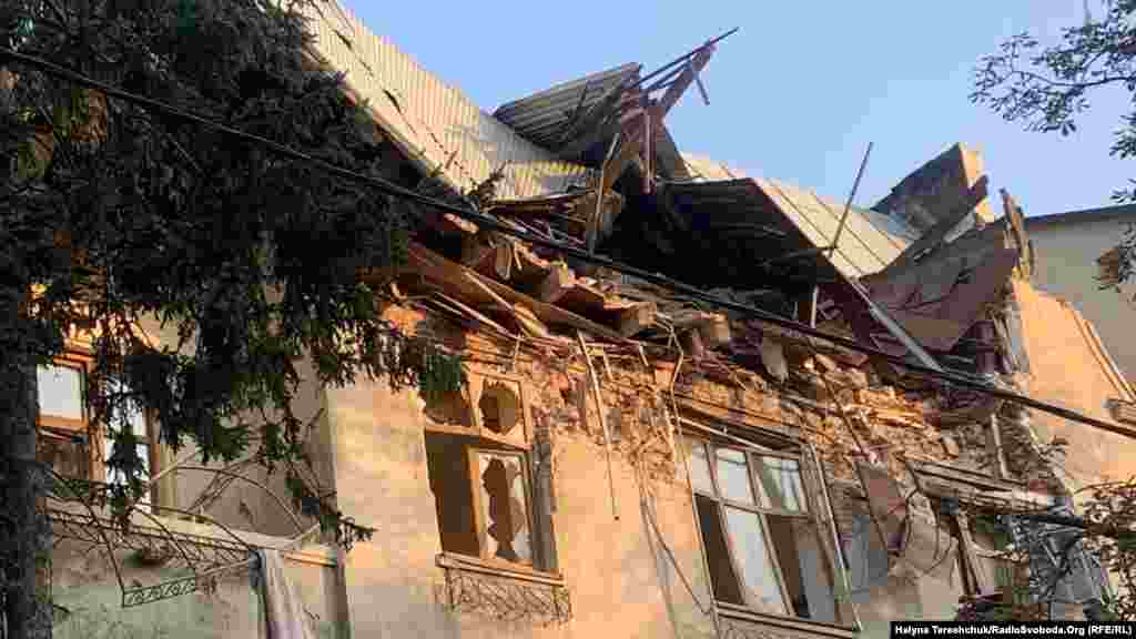 Окрім житлових будинків, за повідомленням міського голови Львова Андрія Садового, пошкоджень зазнали також пам'ятки культури і навчальні заклади. Наслідки російського обстрілу, Львів, 4 вересня 2024 року    