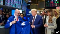 Дональд Трамп (ц) на Нью-Йоркській фондовій біржі, архівне фото