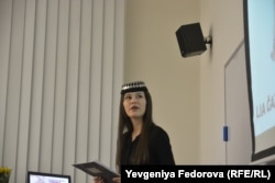 Лия на встрече в Карловом университете рассказывает про историю своего народа. Прага, 2025 год