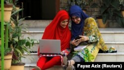 د شهید بې نظیر بوټو پوهنتون زده کوونکې