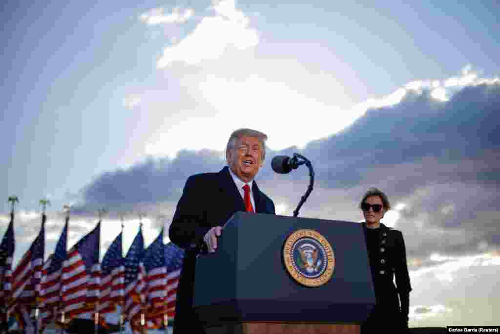 Меланія Трамп слухає виступ свого чоловіка – 45-го президента США Дональда Трампа – перед їхнім відльотом до Флориди з авіабази «Ендрюс» у передмісті столиці США, 20 січня 2021 року