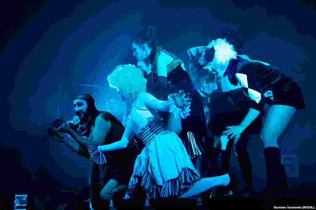 Ранее она осуществила постановку «The people are singing» в манчестерском театре The Royal Exchange