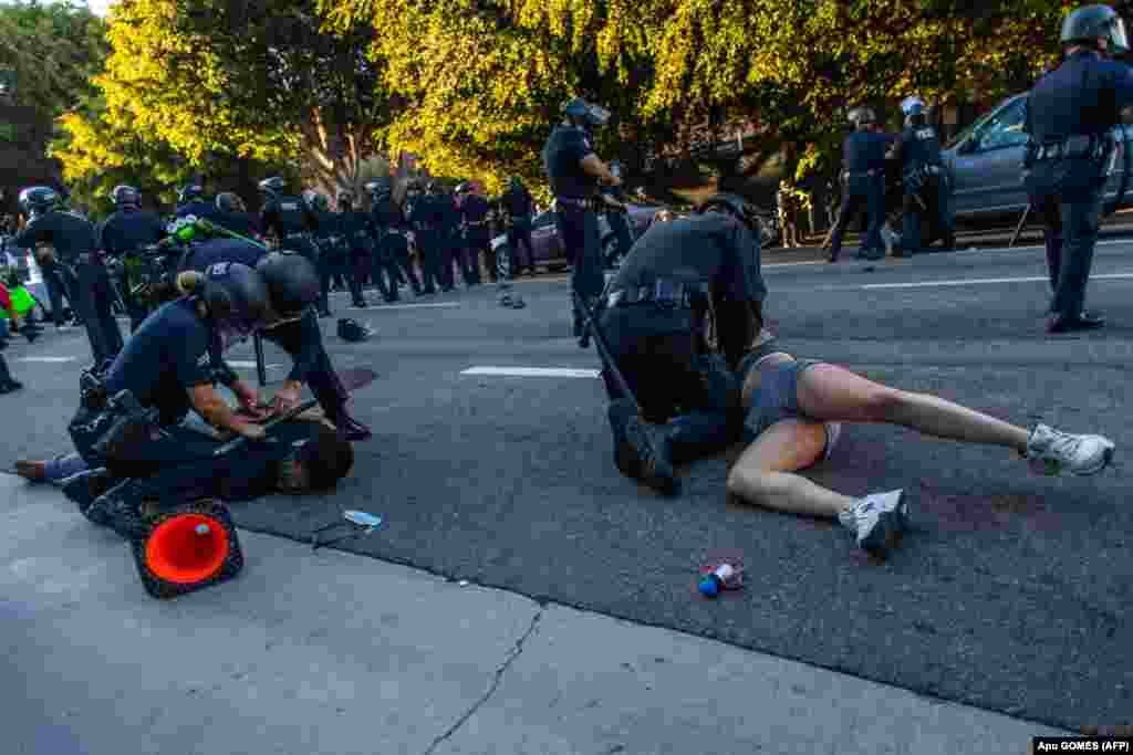 Активістку Лоріс Течеро та невідомого чоловіка затримують представники поліції, Лос-Анджелес, Каліфорнія, 25 липня 2020 року  