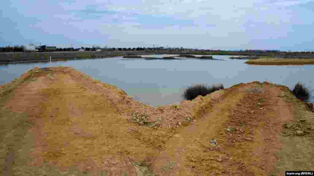 Рядом с «Родной гаванью» решили закатать в глину берега небольшого озера у автодороги Симферополь-Евпатория