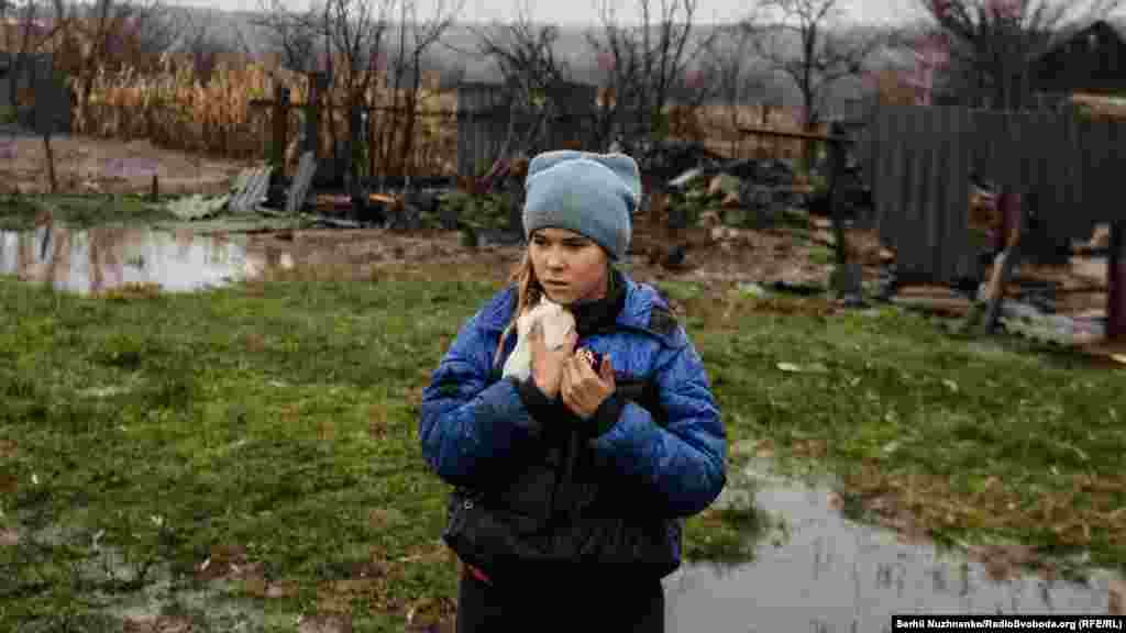 19 листопада 2022 року. 11-річна Софійка обіймає свою свинку Пеппу під час евакуації зі звільненого села Макіївка у Луганській області. Софійка вісім місяців провела в окупації, часто довго ховаючись від обстрілів у погребі, що служив укриттям. Батько дівчинки відмовився евакуюватися із Макіївки, а вона з мамою поїхали на захід України. Після важких боїв Макіївку знову окуповала російська армія. Доля батька Софійки – невідома. 