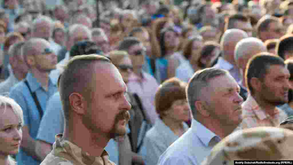 Люди слухать виступ Левка Лук'яненка