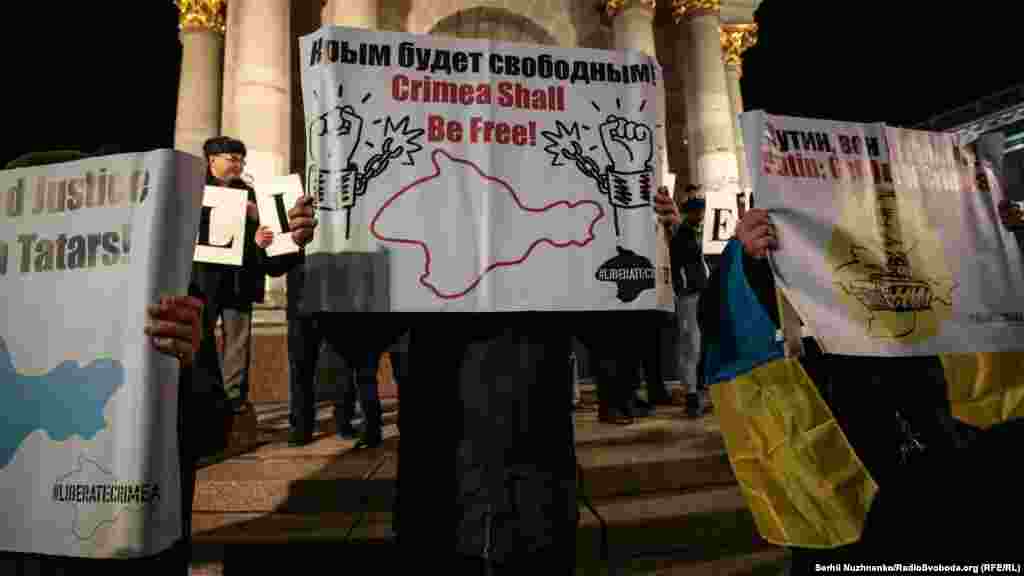 «Крим буде вільний» – говорить плакат одного з учасників акції