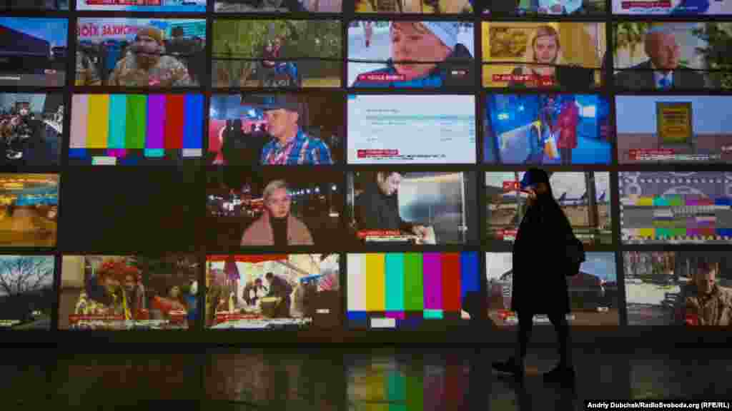 Зал «Хаос». У світі цілодобово мовлять 21 274 телевізійні станції, всі телетрансляції видають в ефір 85 000 годин матеріалу на день. Як доказ цього, кілька десятків екранів у залі «Хаос» транслюють новини з усього світу