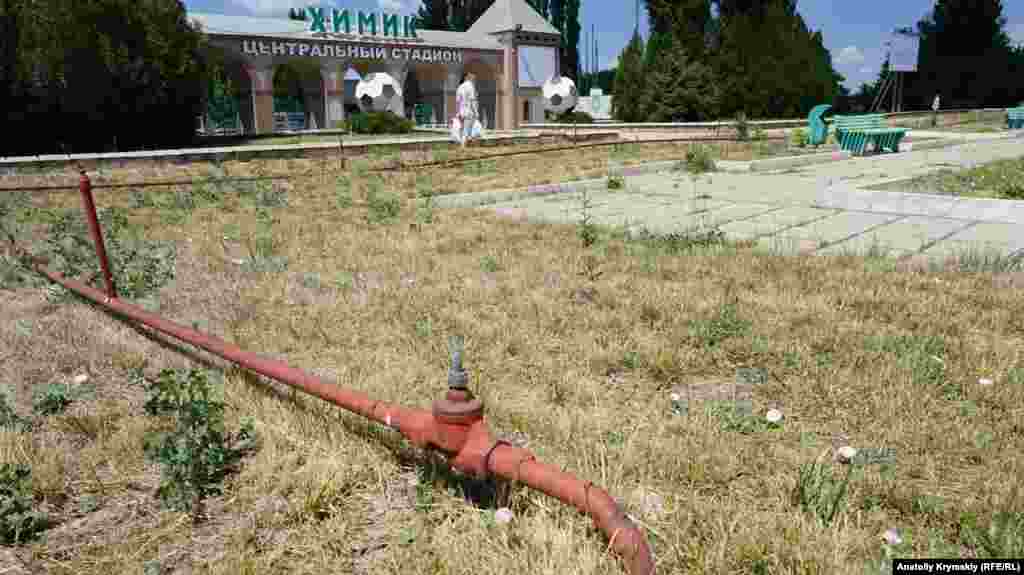 Поливная система у парадного входа на городской стадион «Химик» давно не работает