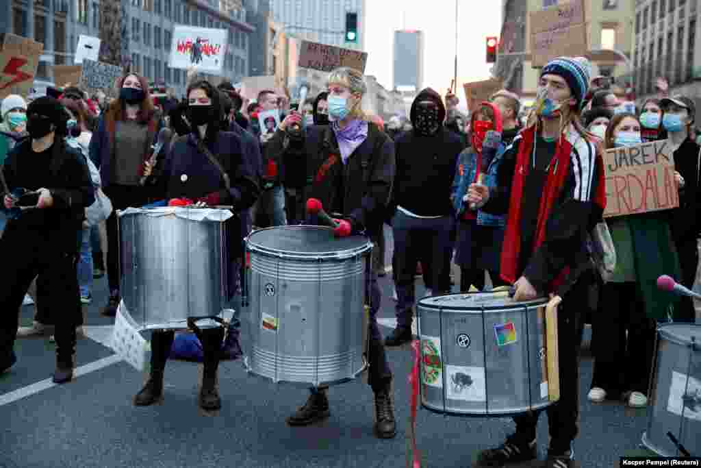 У жовтні 2016 року польський Сейм не ухвалив рішення про повну заборону абортів, бо тоді Польщею прокотилась хвиля масових протестів під назвою «Чорний протест». На фото: Люди під час протесту у Варшаві, 26 жовтня 2020 року