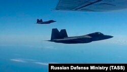 Американські військові літаки в небі над Аляскою, фото ілюстративне