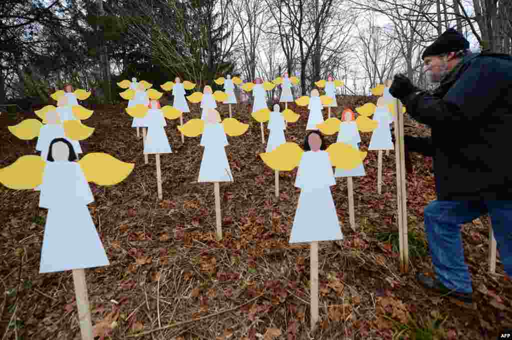 Поистине леденящим душу событием стало массовое убийство в начальной школе «Сэнди Хук». Утром 14 декабря 2012 года 20-летний Адам Ленза отнял жизни 20 шести- и семилетних детей, шестерых взрослых и свою. Один человек получил ранения, но выжил. В честь жертв стрельбы преподаватель искусств установил во дворе школы 27 ангелов