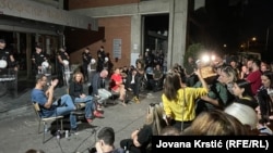 Profesori govore na tribini pred kordonom policije, 27. avgust 2025.