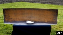 Макет мемориала жертвам сбитого над Восточной Украиной "Боинга" "Малазийских авиалиний"