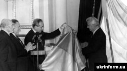 Синьо-жовтий прапор – символ державності уряду Української Народної Республіки – вручає в Маріїнському палаці президенту України Леоніду Кравчуку останній президент УНР в екзилі Микола Плав’юк. Київ, 22 серпня 1992 року