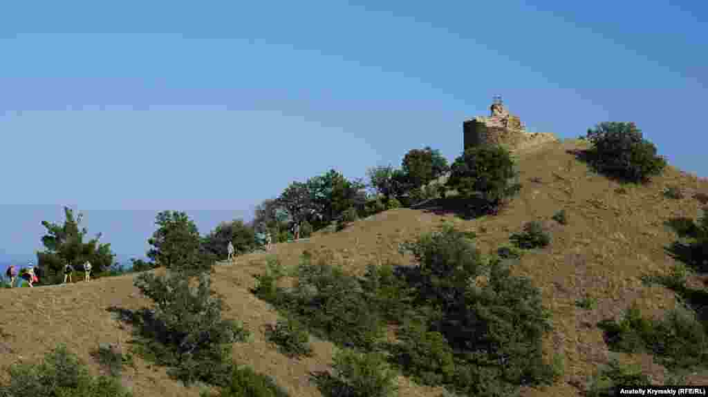 Чобан-Куле – главная достопримечательность здешних мест