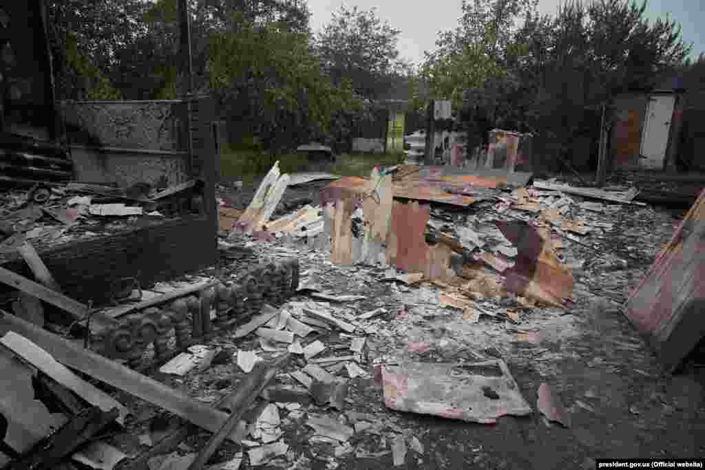 За даними Луганської ОДА, вигоріло близько п’яти тисяч гектарів лісу