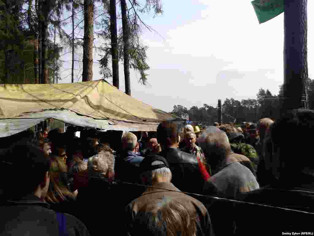 Около 200 человек собралось на народный сход  в Цаговском лесу в Жуковском