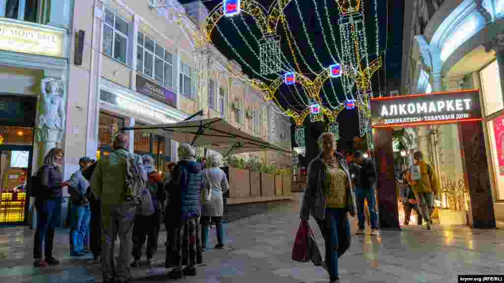  Приезжие кучкуются у алкомаркета