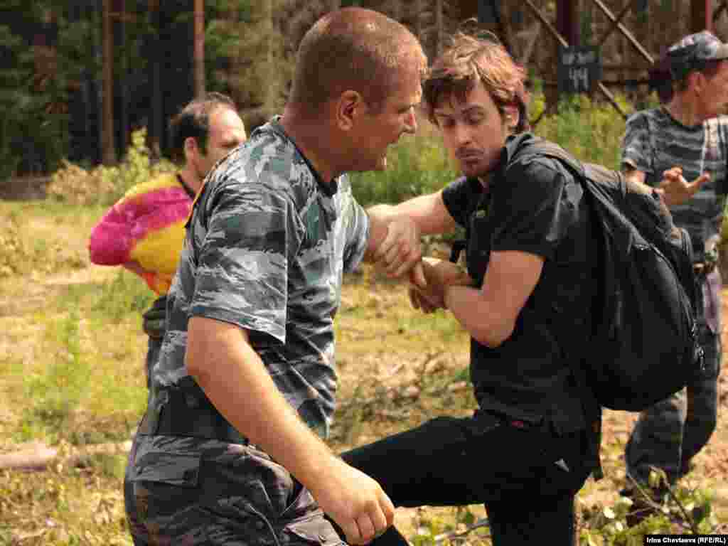 29 июня представители инициативной группы “В защиту лесов Подмосковья” провели акцию против вырубки лесов в Солнечногорском районе под автомагистраль Москва – Санкт-Петербург.