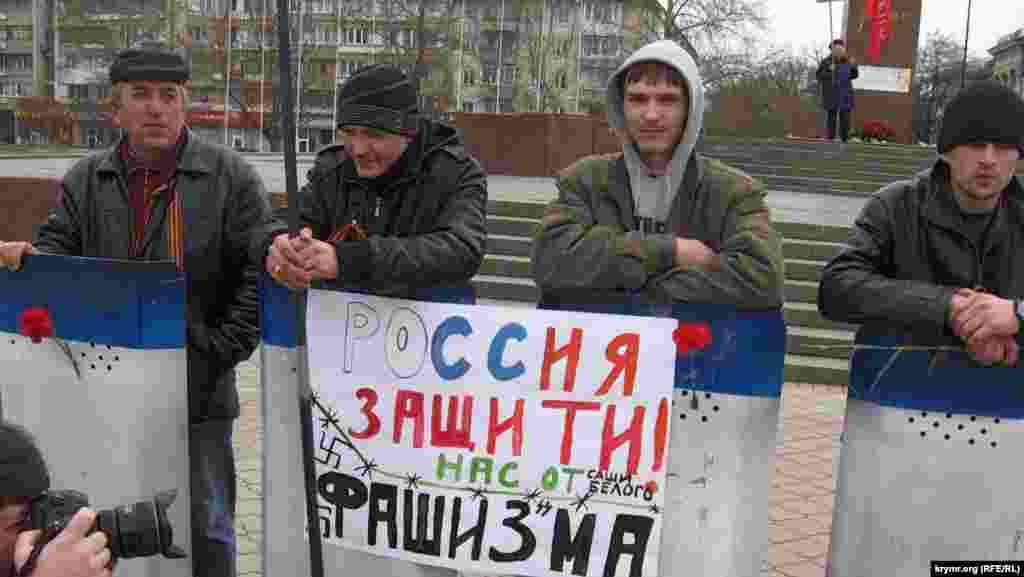 Первым делом «кураторы» выспрашивают, какое издание и страну представляет журналист и тут же, в зависимости от полученной информации начинают хором пересказывать ошеломленному таким напором журналисту твердо вызубренные речевки про фашистов, «бандеровцев», притеснения русских в Крыму и освободительную миссию России.