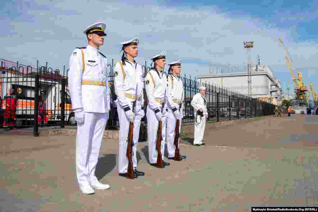 Почесна варта ВМСУ очікує підняття прапору і приїзду Володимира Зеленського 