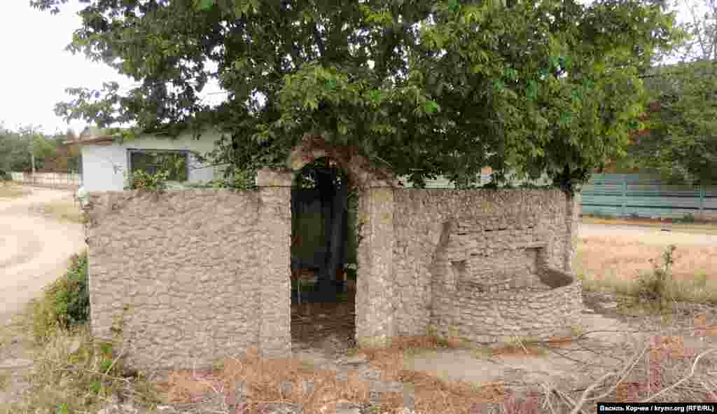 Фрагмент стены кафе «Клубничка», оформленный местной галькой и камнями, собранными на пляже. Когда-то здесь обустроили фонтан, но он уже не работает. Предприниматели в прибрежных поселках старались, как могли, украшать свои кафе, пансионаты, столовые. Это был небольшой, скромный бизнес, который нельзя сравнивать с заведениями Южного берега Крыма, но он работал и приносил доход. В последние годы ситуация изменилась, и все больше пансионатов на побережье приходит в упадок