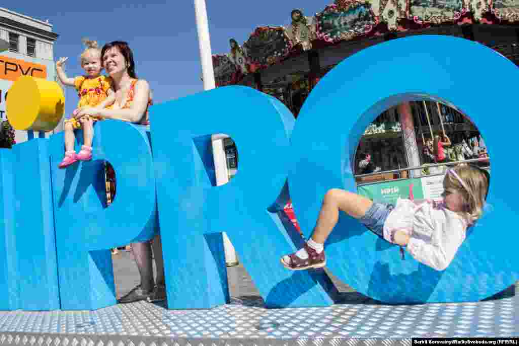 ...і на вуличних об’єктах...