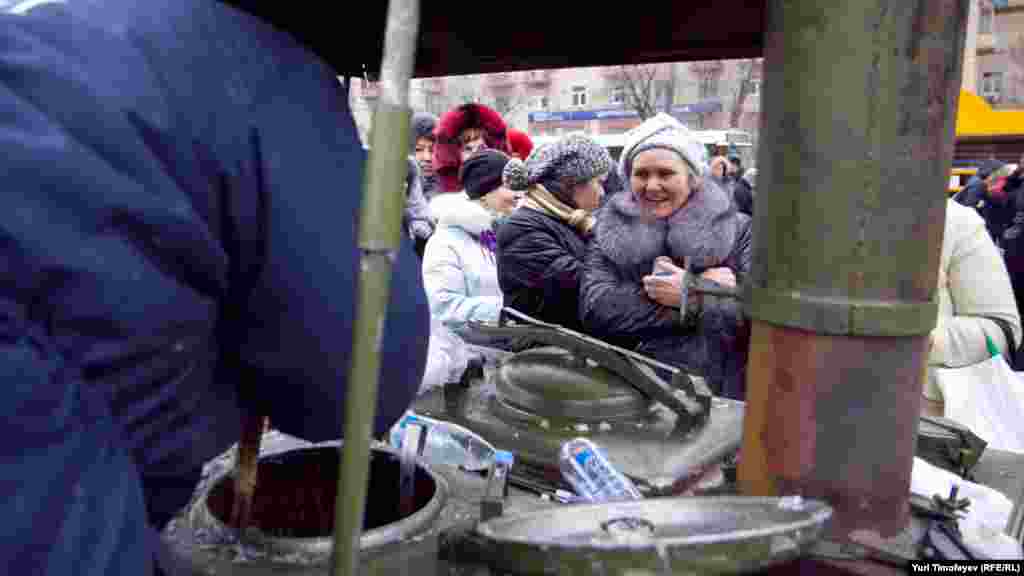 Бесплатно раздается чай, сотрудники МЧС в полевых кухнях готовят кашу.