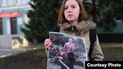 Участница акции протеста в Барнауле