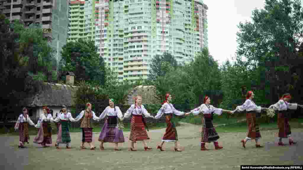 Козацьке селище «Мамаєва слобода», у якому цьогоріч проводили обряд, загубилося між сучасних новобудов