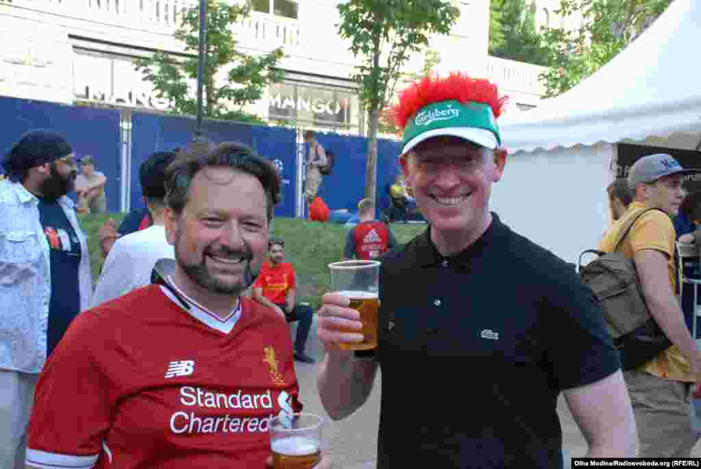 Англійські фанати усім українцям привітно посміхаються. Кажуть, що у Києві інакше неможливо – адже погода і українці постійно приємно вражають.