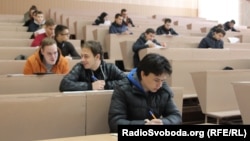 Цього року на гарячу лінію звернулося понад 10 тисяч людей щодо спрощеної процедури вступу до українських вишів