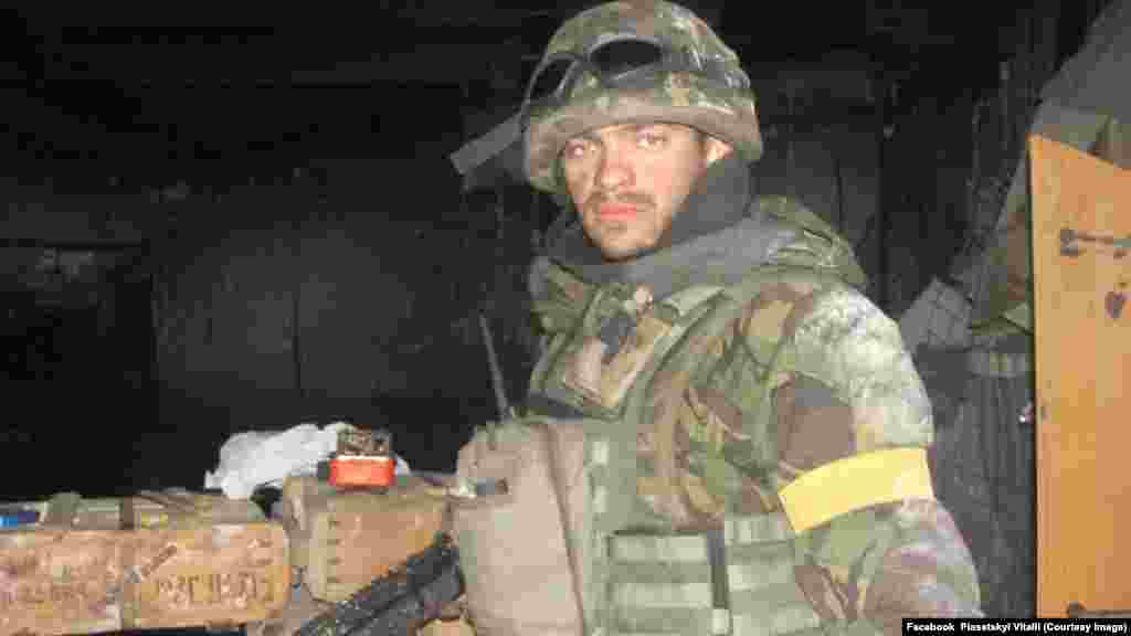 Віталій ПЯСЕЦЬКИЙ, боєць 80-ї окрема десантно-штурмова бригада: «Аеропорт назавжди в мені, з його страхом, відчаєм, викликом артилерії на себе і загиблими друзями, які там лишилися. 16 січня мене поранило, а потім у мене на очах загинув солдат із 93-ї. Але там, у тих умовах, ти не сприймаєш це як щось реальне. Тягнеш побратима на собі до медика, хоча розумієш, що з діркою у голові не живуть. Кров на руках… А реальність тебе накриває вже тоді, коли бачиш телефон загиблого, що дзвонить. А ти розумієш, що людини нема». Детальніше – тут.   