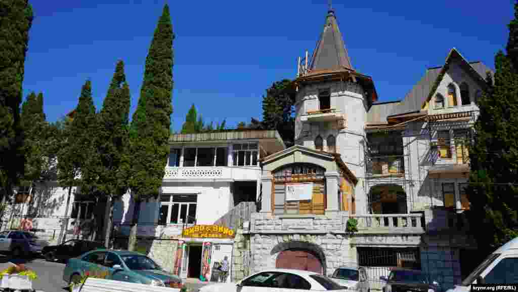 Визитная карточка Симеиза – вилла «Ксения», построенная в начале прошлого века. На ней продолжаются реставрационные работы