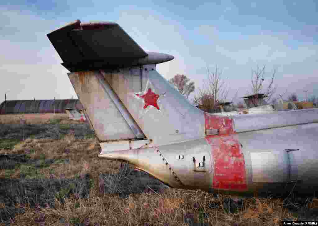 Радянська зірка на хвості реактивного літака «Дельфін». Сумарна вартість літаків та аеродрому оцінюється приблизно в 1,8 мільйона доларів