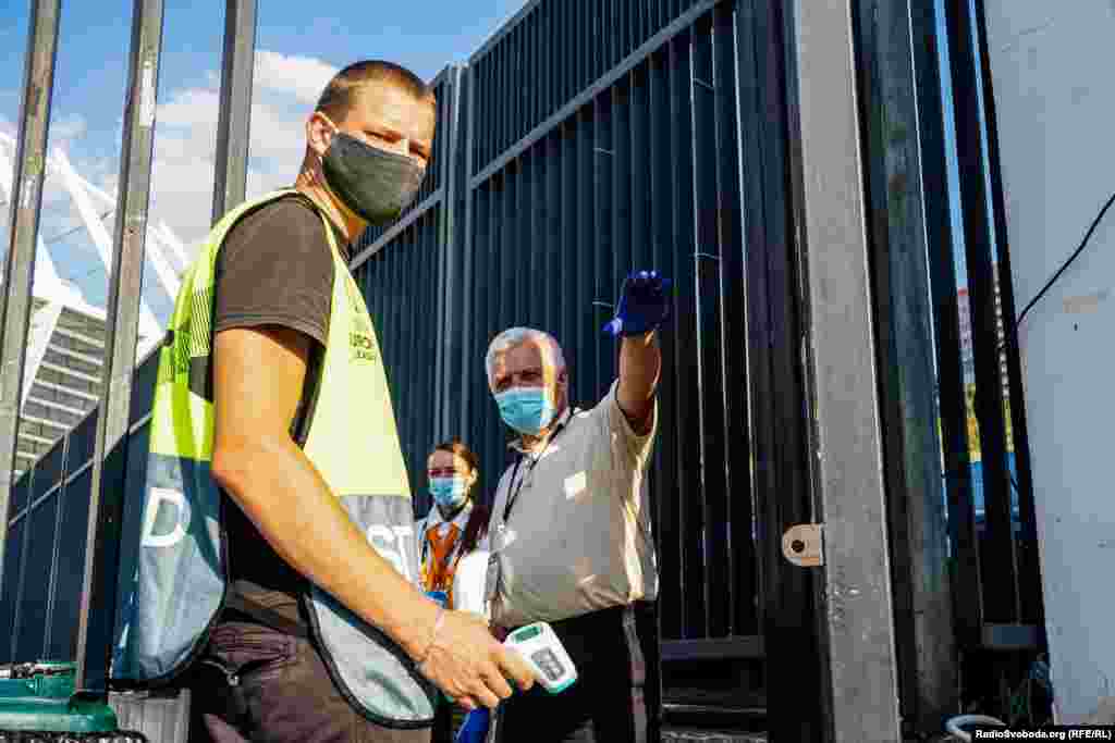 Вхід для глядачів на цей матч закритий, а журналістів ретельно перевіряють на вході. Представник служби безпеки стадіону просить тримати соціальну дистанцію у два метри, стюард вимірює температуру, а представниця служби безпеки «Шахтаря» просить заповнити анкету, де журналіст має підтвердити, що симптомів коронавірусу не має. Ручки, якими заповнюють анкети, продезінфіковані та одноразові