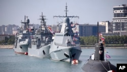 Кораблі ЧФ Росії під час святкування Дня Військово-морського флоту РФ у Новоросійську, 31 липня 2022 року (Фото AP)