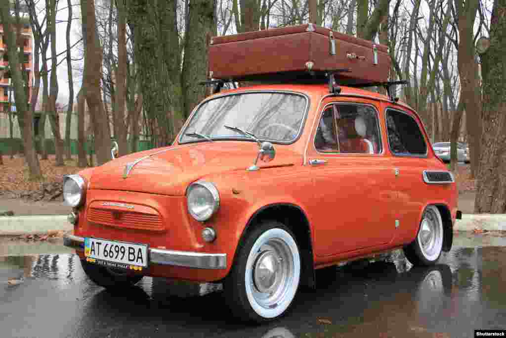 В 1961 году Советский Союз вышел в свет с ZAZ 965, почти идентичной копией Fiat, вплоть до «дверей-самоубийц», которые открывались вперед. К 1960-м годам советские автомобили становились все более пролетарскими: все большее число обычных советских граждан смогли получить свои легковые автомобили, хотя и после долгого ожидания.