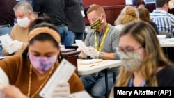 Розкриття конвертів із бюлетенями, надісланими поштою, Мічиган, США, 4 листопада 2020 року