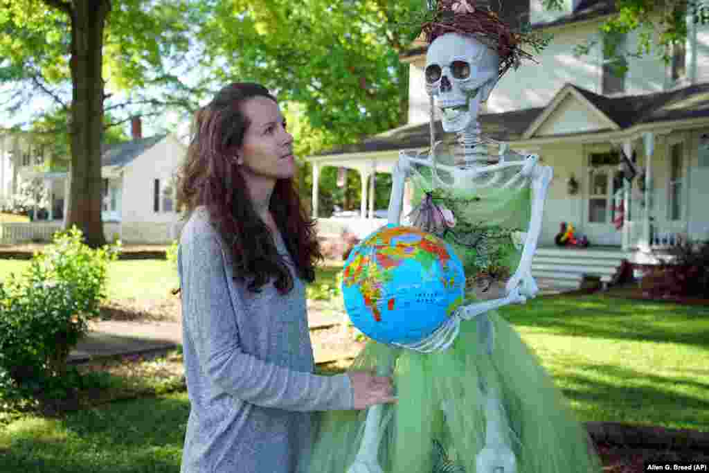 Ліан Теддер дивиться на скелет, одягнений як мати-земля, що розгойдується на подвір’ї її будинку в Уейк-Форесті, штат Нью-Йорк, 21 квітня 2020 року