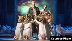 Сцена из спектакля Doctor Schiwago. Радио Свобода благодарит театр Регенсбурга за любезно предоставленные снимки. Фото Йохена Кваста