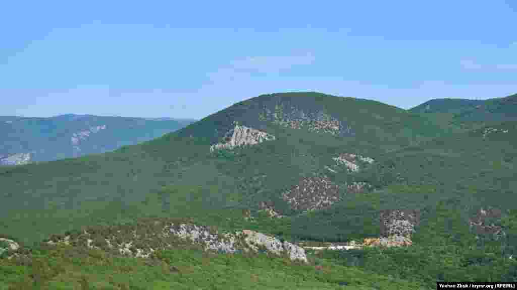 Гора Мишень (Чирка-Баир). В ее недрах советские стратеги холодной войны придумали построить запасной командный пункт Черноморского флота – «Объект №221». Сооружение строилось четырехэтажное, с двумя потернами, замаскированными на выходе двухэтажными зданиями, имитирующими жилые дома. Входы в потерны закрывались массивными противоатомными дверями. Строительство продолжалось 15 лет и было заброшено в 1992 году