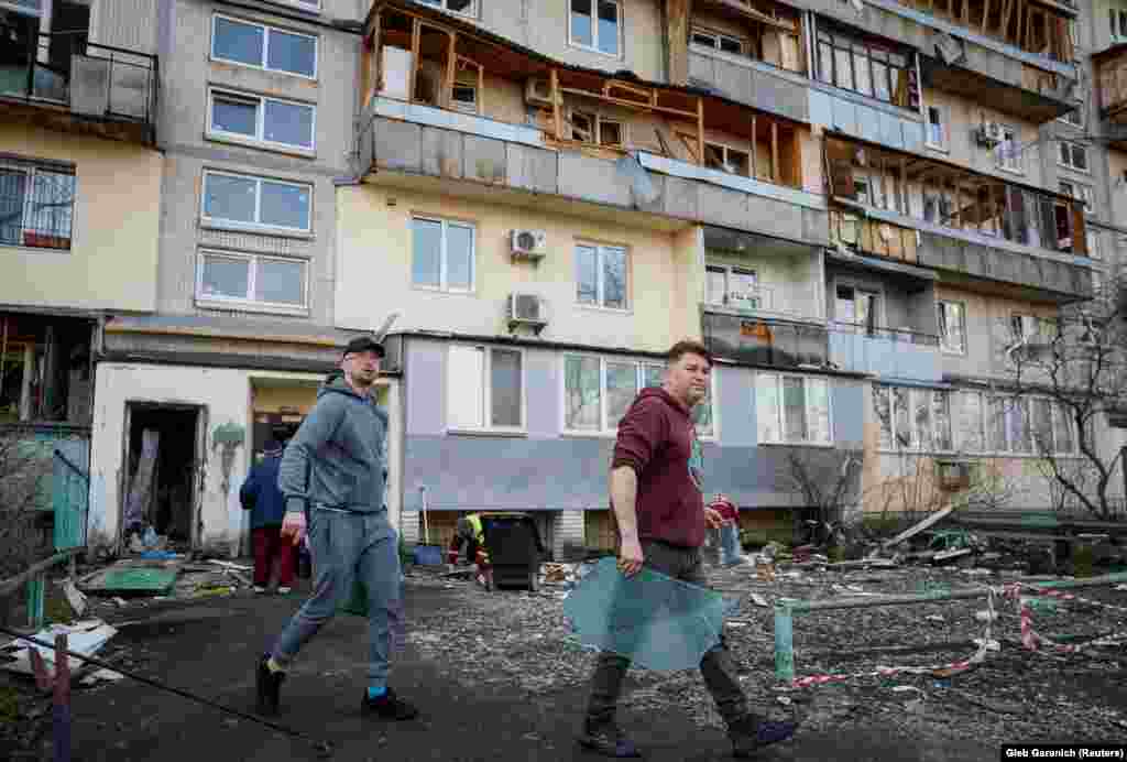 Кияни розбирають наслідки руйнувань, завданих російською повітряною атакою в ніч на 23 березня