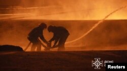 Рятувальники гасять пожежу після російського удару в Одесі, 11 березня 2025 року